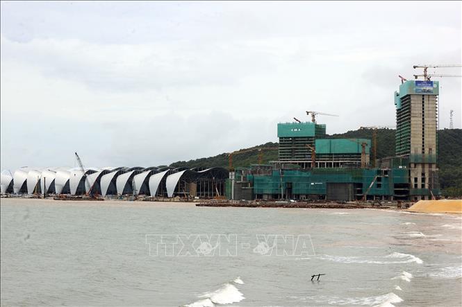 Trung tâm Hội nghị và Triển lãm APEC có diện tích bao phủ mái 52.000 m²; tổng diện tích sàn lên tới 153.130 m² (bao gồm cả tầng hầm), chiều cao 39,25m. Ảnh: Huy Hùng - TTXVN

