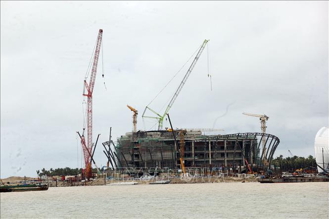 Nhà biểu diễn đa năng APEC, công trình có tổng diện tích sàn 54.680 m2 gồm 6 tầng nổi và 1 tầng hầm, sở hữu khán phòng có sức chứa lên tới 4.030 chỗ ngồi. Ảnh: Huy Hùng - TTXVN