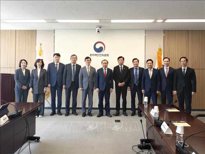 Đoàn công tác Bộ Khoa học và công nghệ Việt nam với lãnh đạo Ủy ban An toàn và An ninh hạt nhân Hàn Quốc (NSSC) chụp ảnh lưu niệm. Ảnh: Đào Lâm - PV TTXVN tại Hàn Quốc