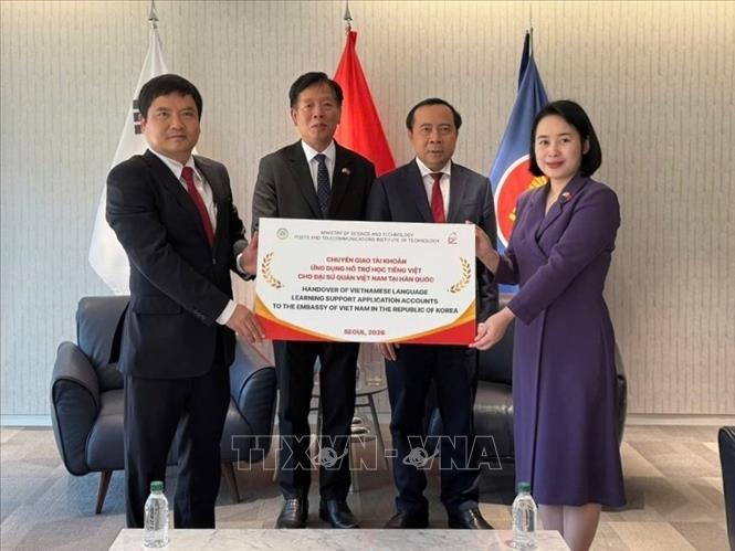 Bộ trưởng Bộ trưởng Bộ Khoa học và Công nghệ Vũ Hải Quân chứng kiến Giám đốc Học viện Công nghệ Bưu chính Viễn thông Đặng Hoài Bắc trao Ứng dụng học tiếng Việt tới Lãnh đạo Đại sứ quán Việt Nam tại Hàn Quốc. Ảnh: Đào Lâm - PV TTXVN tại Hàn Quốc