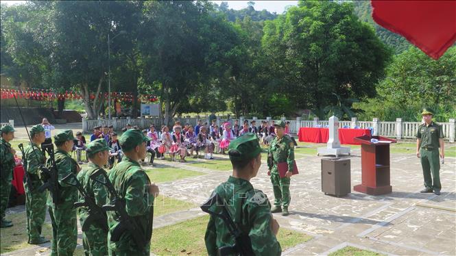 Giới thiệu thứ tự các bước tổ chức tuần tra, kiểm tra mốc quốc giới. Ảnh: Hương Thu - TTXVN