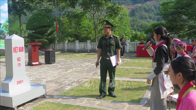 Giới thiệu về cột Mốc quốc giới 92 cho học sinh (sử dụng mô hình cột mốc). Ảnh: Hương Thu - TTXVN                           