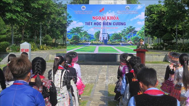 Quang cảnh chương trình ngoại khoá “Tiết học biên cương”. Ảnh: Hương Thu - TTXVN
