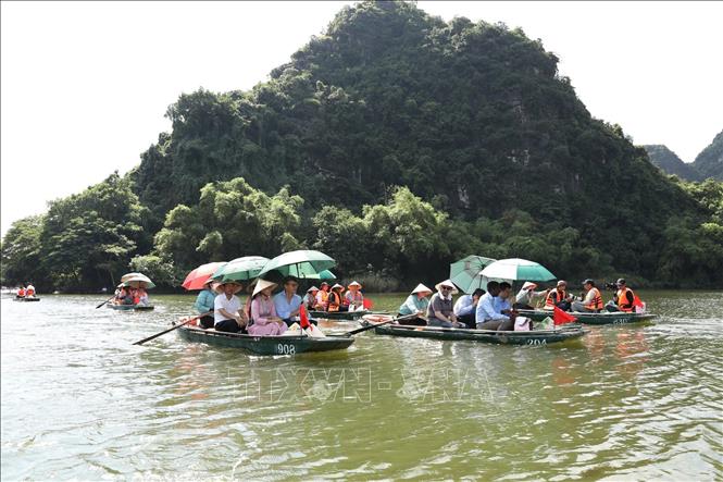 The UNESCO delegation visits the Trang An Landscape Complex. VNA Photo: Đức Phương 