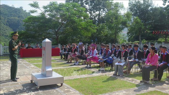 Giới thiệu về cột Mốc quốc giới 92 cho học sinh (sử dụng mô hình cột mốc). Ảnh: Hương Thu - TTXVN