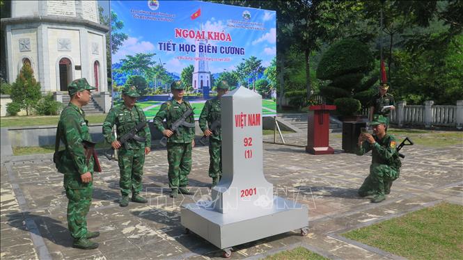 Giới thiệu thứ tự các bước tổ chức tuần tra, kiểm tra mốc quốc giới. Ảnh: Hương Thu - TTXVN