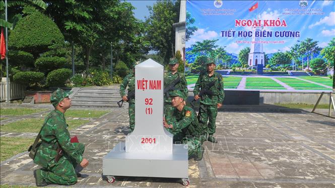 Giới thiệu thứ tự các bước tổ chức tuần tra, kiểm tra mốc quốc giới. Ảnh: Hương Thu - TTXVN
