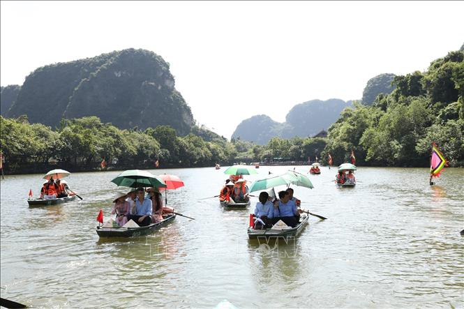 The UNESCO delegation visits the Trang An Landscape Complex. VNA Photo: Đức Phương 