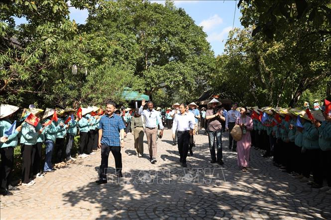 The UNESCO delegation visits the Trang An Landscape Complex. VNA Photo: Đức Phương 