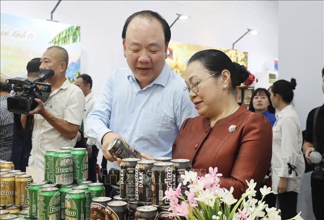 Các đại biểu tham quan gian trưng bày tại tuần lễ. Ảnh: TTXVN phát