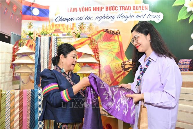 Gian trưng bày vải thổ cẩm đến từ Lào. Ảnh: TTXVN phát