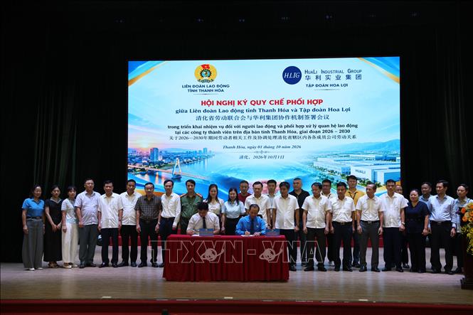 Ký kết chương trình phối hợp giữa LĐLĐ tỉnh Thanh Hóa và Tập đoàn Hoa Lợi. Ảnh: Khiếu Tư - TTXVN