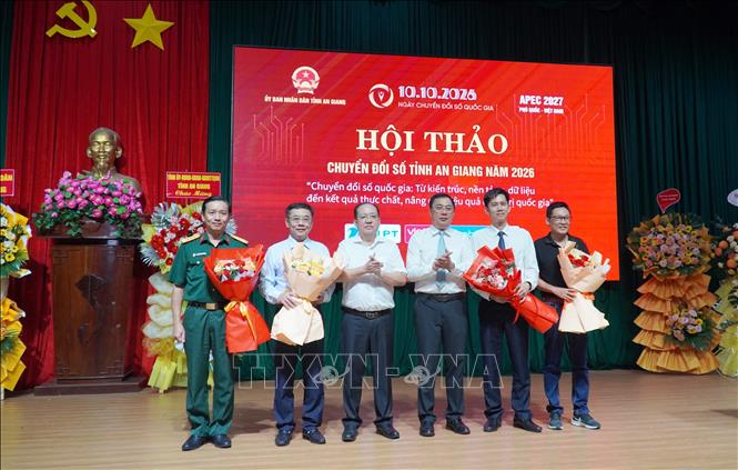 Ban tổ chức tặng hoa cho các diễn giả và đơn vị trợ tổ chức hội thảo. Ảnh: Văn Sĩ - TTXVN                                 