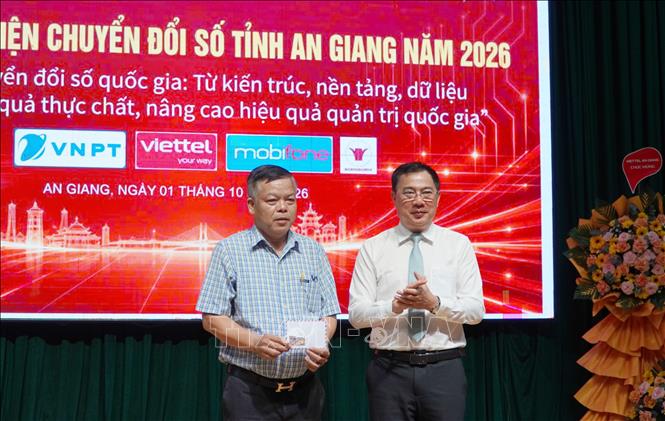 Giám đốc Sở KH&CN tỉnh An Giang Võ Minh Trung tặng 10 suất học bổng cho sinh viên Trường Cao đẳng nghề Kiên Giang (tỉnh An Giang). Ảnh: Văn Sĩ - TTXVN                                  