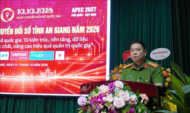 Đại diện Công an tỉnh An Giang trình bày giải pháp “Phát triển ứng dụng định danh quốc gia VNeID trở thành nền tảng ứng dụng công dân số”. Ảnh: Văn Sĩ - TTXVN                                