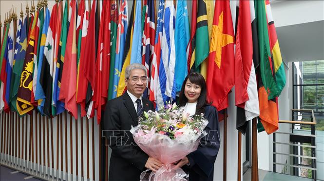 Đại sứ Việt Nam tại Đức, Nguyễn Đắc Thành tặng hoa chúc mừng Thẩm phán Nguyễn Thị Lan Anh nhậm chức. Ảnh: Thu Hằng - PV TTXVN tại Đức