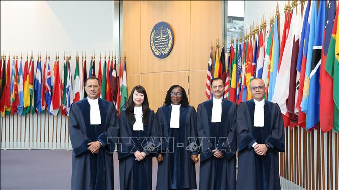 Thẩm phán Nguyễn Thị Lan Anh cùng bốn Thẩm phán của Ghana, Brazil, Tunisia và Ấn Độ cùng nhậm chức ngày 1/10/2026. Ảnh: Thu Hằng - PV TTXVN tại Đức
