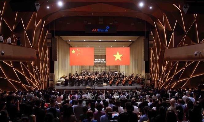 Chương trình nghệ thuật “Hòa âm Trung - Việt” nhân Kỷ niệm 77 năm Quốc khánh nước Cộng hòa Nhân dân Trung Hoa (1/10/1949 - 1/10/2026). Ảnh: Phạm Kiên - TTXVN