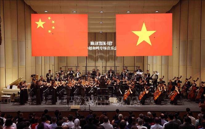 Chương trình nghệ thuật “Hòa âm Trung - Việt” nhân Kỷ niệm 77 năm Quốc khánh nước Cộng hòa Nhân dân Trung Hoa (1/10/1949 - 1/10/2026). Ảnh: Phạm Kiên - TTXVN