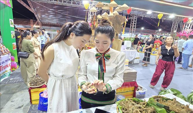 Người tiêu dùng lựa chọn sản phẩm tiêu biểu tại hội chợ. Ảnh: Minh Thu - TTXVN