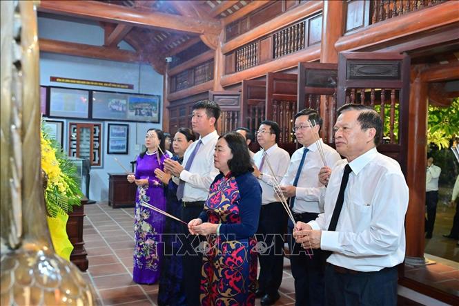 Đồng chí Bùi Thị Minh Hoài và lãnh đạo Đảng, Nhà nước dâng hương, dâng hoa tại Nhà tượng niệm đồng chí Lương Khánh Thiện - nguyên Bí thư Xứ ủy Bắc Kỳ. Ảnh: Thanh Tuấn - TTXVN