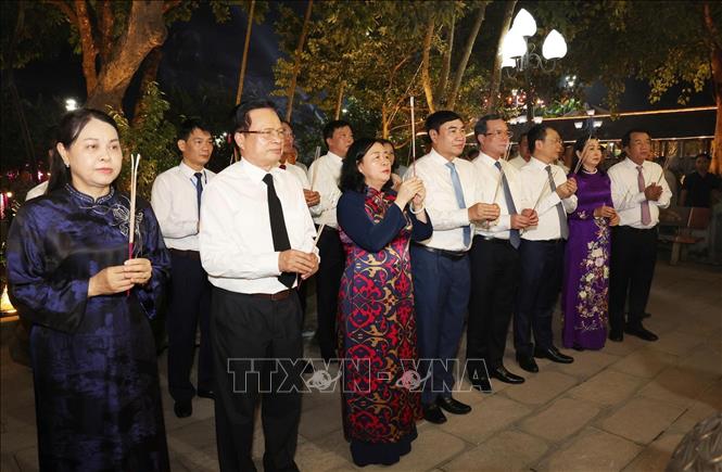 Đồng chí Bùi Thị Minh Hoài và lãnh đạo Đảng, Nhà nước dâng hương, dâng hoa tại Đền thờ Liệt sĩ khu vực Hà Nam. Ảnh: Thanh Tuấn - TTXVN