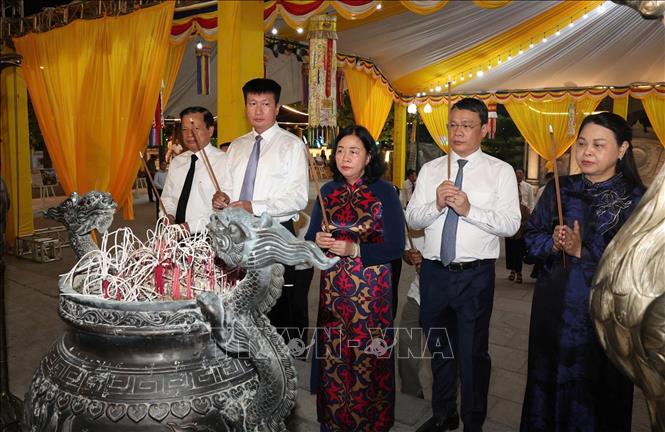 Đồng chí Bùi Thị Minh Hoài và lãnh đạo Đảng, Nhà nước dâng hương, dâng hoa tại Đền thờ Liệt sĩ khu vực Hà Nam,  Ảnh: Thanh Tuấn - TTXVN