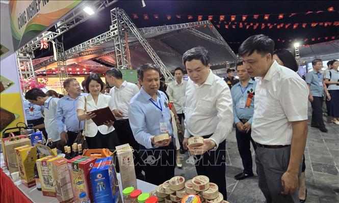 Đại biểu tham quan gian hàng của Hải Phòng. Ảnh: Minh Thu - TTXVN