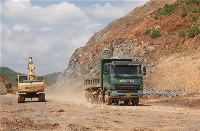 Cao tốc Khánh Hòa - Buôn Ma Thuột (đoạn qua tỉnh Khánh Hòa) đang được đẩy nhanh thi công và giải ngân nguồn vốn. Ảnh: Xuân Triệu - TTXVN