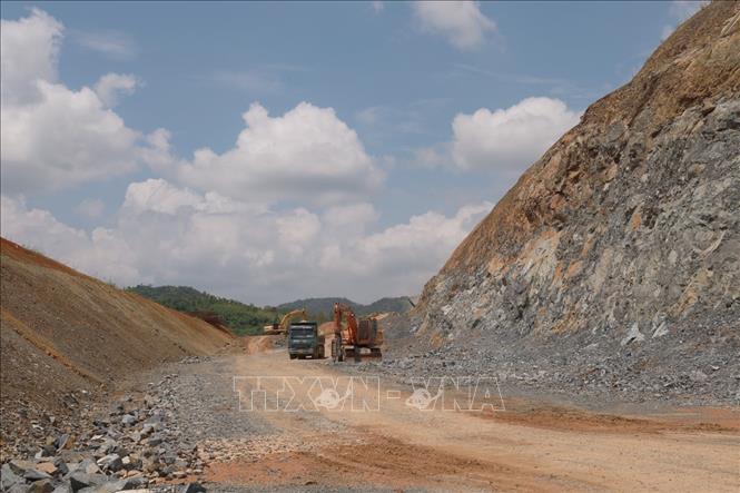 Cao tốc Khánh Hòa - Buôn Ma Thuột (đoạn qua tỉnh Khánh Hòa) đang được đẩy nhanh thi công và giải ngân nguồn vốn. Ảnh: Xuân Triệu - TTXVN
