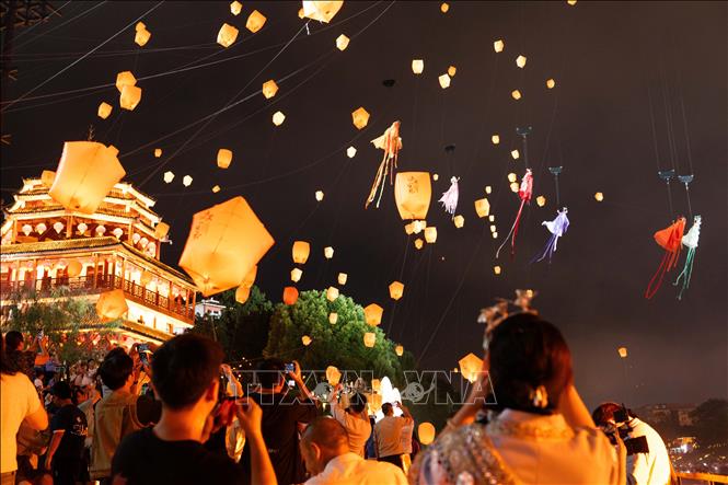 Không khí đón Tết Trung thu 2026 diễn ra rộn ràng và ấm cúng tại nhiều quốc gia châu Á. Trong ảnh: Khách du lịch theo dõi một tiết mục chủ đề Tết Trung thu tại Hồ Bắc, Trung Quốc. Ảnh: THX/TTXVN phát