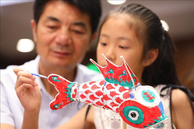 Không khí đón Tết Trung thu 2026 diễn ra rộn ràng và ấm cúng tại nhiều quốc gia châu Á. Trong ảnh: Người dân làm đèn lồng hình cá đón Tết Trung thu tại Giang Tô, Trung Quốc. Ảnh: THX/TTXVN phát