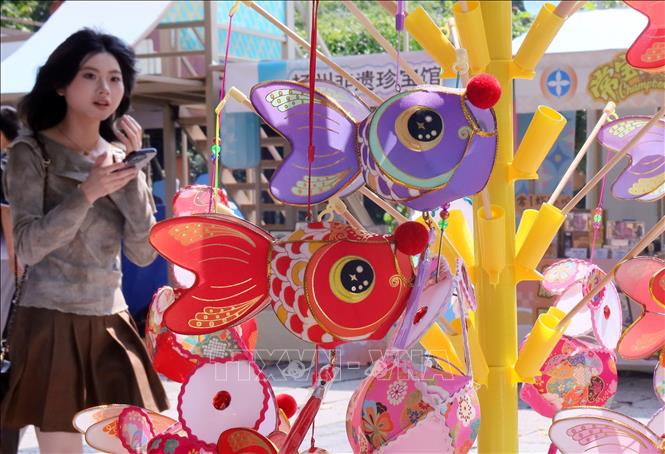 Không khí đón Tết Trung thu 2026 diễn ra rộn ràng và ấm cúng tại nhiều quốc gia châu Á. Trong ảnh: Đèn lồng hình cá được bày bán tại hội chợ Trung thu ở Giang Tô, Trung Quốc. Ảnh: THX/TTXVN phát