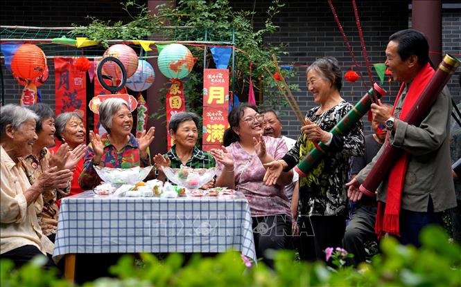Không khí đón Tết Trung thu 2026 diễn ra rộn ràng và ấm cúng tại nhiều quốc gia châu Á. Trong ảnh: Người dân đón Tết Trung thu tại Giang Tô, Trung Quốc. Ảnh: THX/TTXVN phát