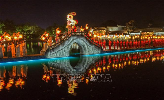 Không khí đón Tết Trung thu 2026 diễn ra rộn ràng và ấm cúng tại nhiều quốc gia châu Á. Trong ảnh: Rước đèn đón Tết Trung thu tại An Huy, Trung Quốc. Ảnh: THX/TTXVN phát