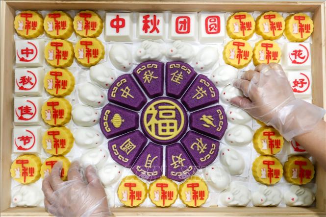 Không khí đón Tết Trung thu 2026 diễn ra rộn ràng và ấm cúng tại nhiều quốc gia châu Á. Trong ảnh: Làm bánh gạo đón Tết Trung thu tại An Huy, Trung Quốc. Ảnh: THX/TTXVN phát