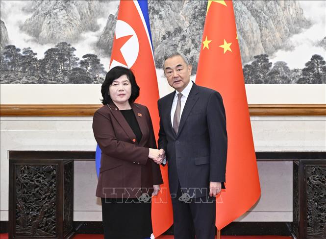 Bộ trưởng Ngoại giao Triều Tiên Choe Son Hui (trái) trong cuộc gặp người đồng cấp Vương Nghị tại Bắc Kinh (Trung Quốc). Ảnh: THX/TTXVN phát