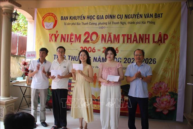 Đại diện Hội khuyến học phường Lê Thanh Nghị và Ban Khuyến học gia đình cụ Nguyễn Văn Đạt tuyên dương khen thưởng học sinh, sinh viên năm học 2025 - 2026 và kỷ niệm 20 năm thành lập Ban Khuyến học gia đình. Ảnh: TTXVN phát