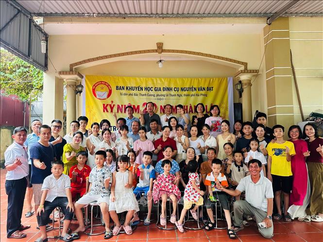 Đại gia đình các con, cháu, chắt của cụ Nguyễn Văn Đạt sum vầy dịp Tuyên dương, khen thưởng đầu năm học mới nhân kỷ niệm 20 năm thành lập Ban khuyến học gia đình. Ảnh: TTXVN phát