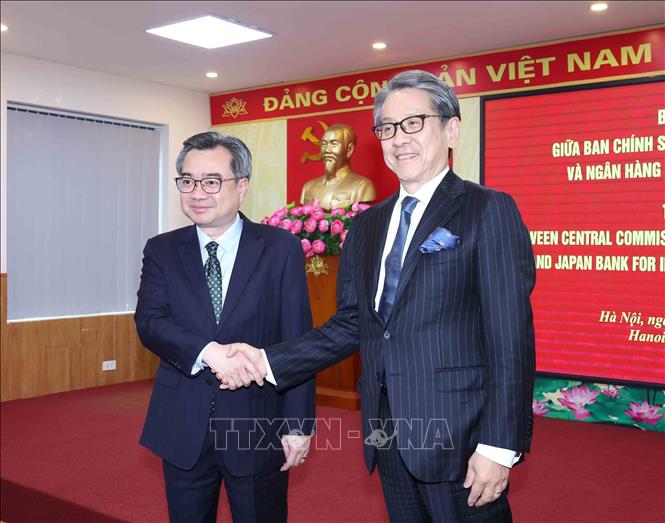 Đồng chí Nguyễn Thanh Nghị, Uỷ viên Bộ Chính trị, Bí thư Trung ương Đảng, Trưởng Ban Chính sách, Chiến lược Trung ương  và ông Maeda Tadashi, Chủ tịch Hội đồng quản trị Ngân hàng Hợp tác quốc tế Nhật Bản (JBIC). Ảnh: Phương Hoa - TTXVN
