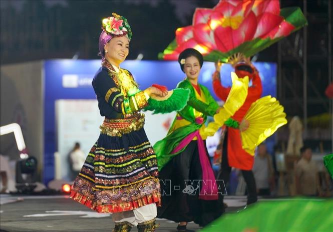 Các tiết mục nghệ thuật truyền thống của Việt Nam được giới thiệu trong không gian diễn ra lễ hội. Ảnh: Khánh Hoà - TTXVN