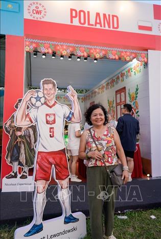 Lễ hội tạo cơ hội để người dân Thủ đô trực tiếp khám phá những nét văn hóa đặc sắc của các quốc gia. Ảnh: Khánh Hoà - TTXVN
