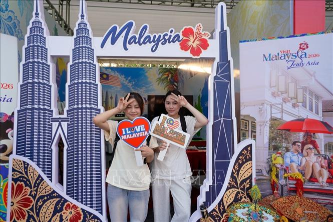 Những sắc màu văn hóa đa dạng tạo nên không gian giao lưu đặc sắc. Ảnh: Khánh Hoà - TTXVN
