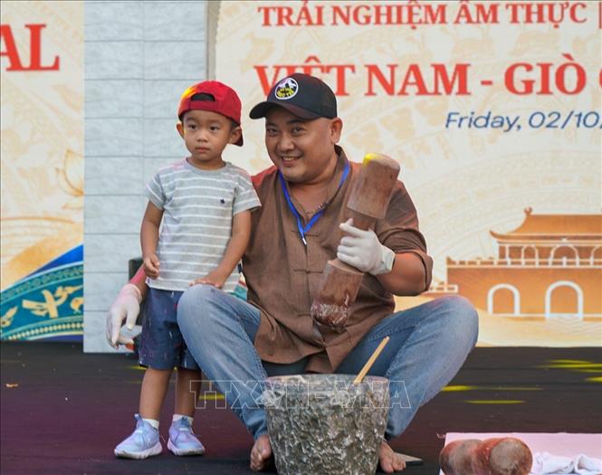 Không khí lễ hội rộn ràng tại không gian Hoàng thành Thăng Long. Ảnh: Khánh Hoà - TTXVN