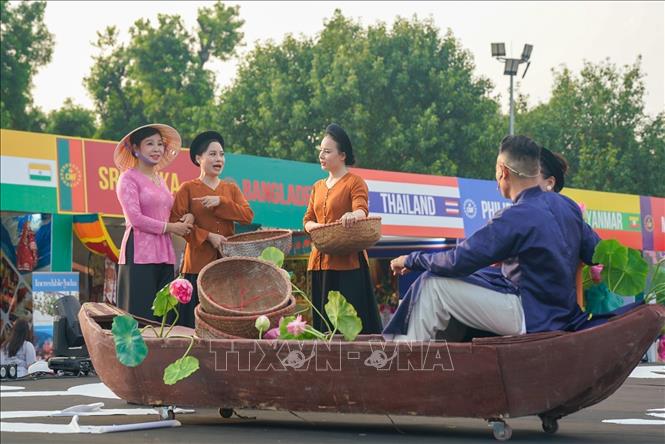 Các tiết mục nghệ thuật truyền thống của Việt Nam được giới thiệu trong không gian diễn ra lễ hội. Ảnh: Khánh Hoà - TTXVN
