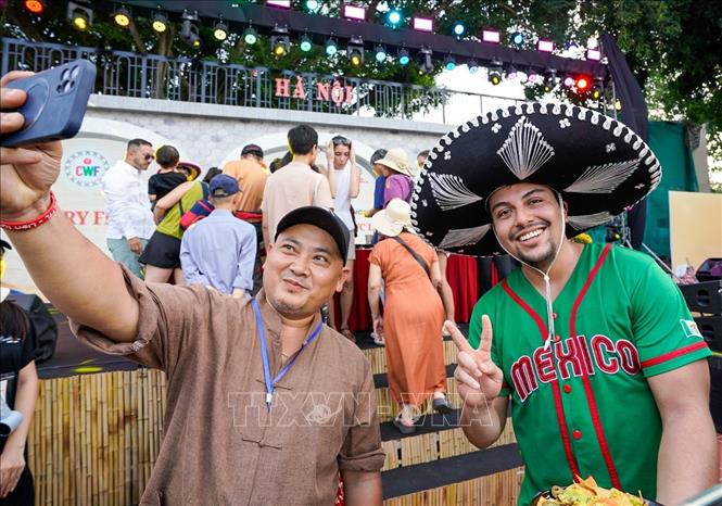 Không gian lễ hội trở thành điểm hẹn giao lưu giữa các nền văn hóa. Ảnh: Khánh Hoà - TTXVN