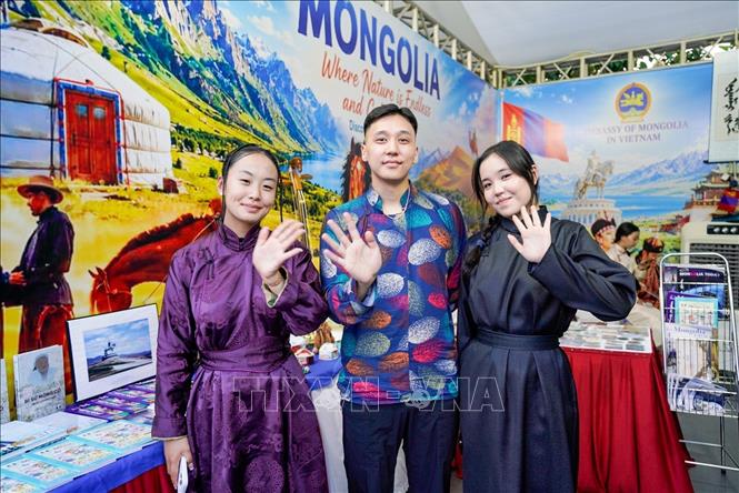 Những sắc màu văn hóa đa dạng tạo nên không gian giao lưu đặc sắc. Ảnh: Khánh Hoà - TTXVN
