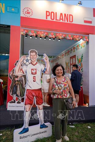 Lễ hội tạo cơ hội để người dân Thủ đô trực tiếp khám phá những nét văn hóa đặc sắc của các quốc gia. Ảnh: Khánh Hoà - TTXVN