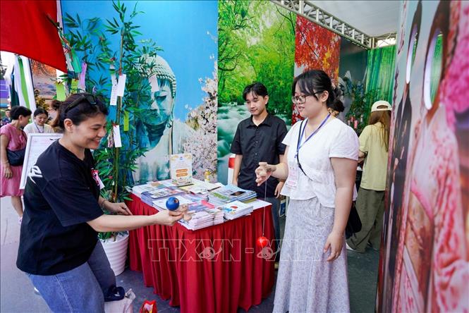 Lễ hội tạo cơ hội để người dân Thủ đô trực tiếp khám phá những nét văn hóa đặc sắc của các quốc gia. Ảnh: Khánh Hoà - TTXVN
