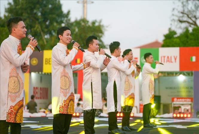 Các tiết mục nghệ thuật truyền thống của Việt Nam được giới thiệu trong không gian diễn ra lễ hội. Ảnh: Khánh Hoà - TTXVN